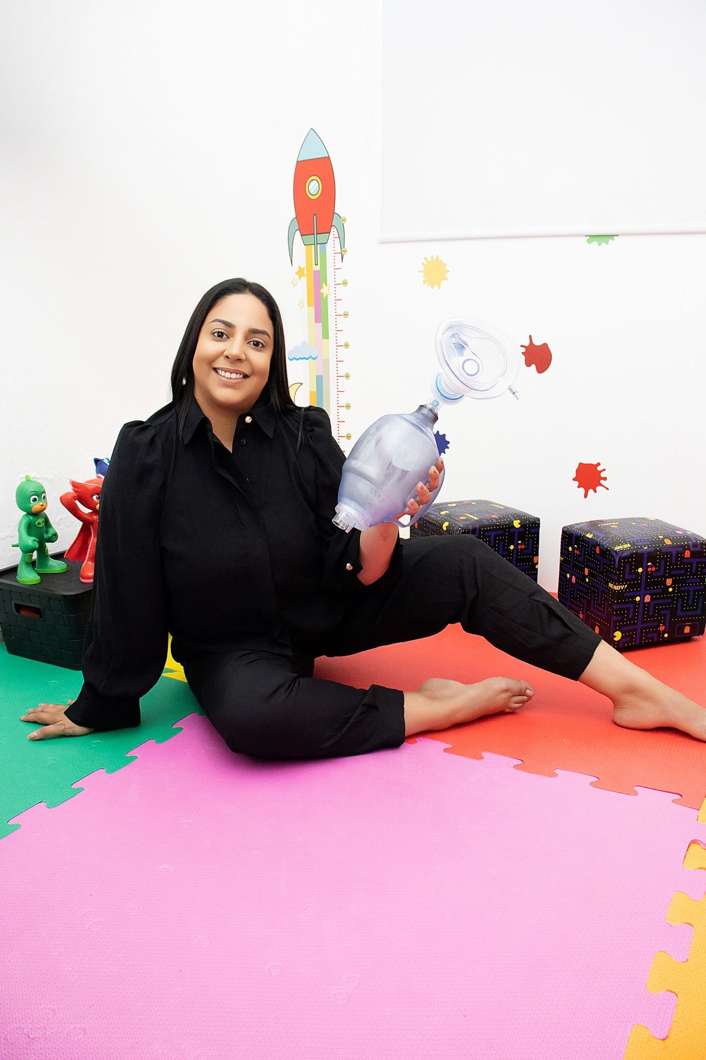 Dra. Maria Amélia Plazzi na sala lúdica da PulmoLândia, espaço de fisioterapia respiratória pediátrica