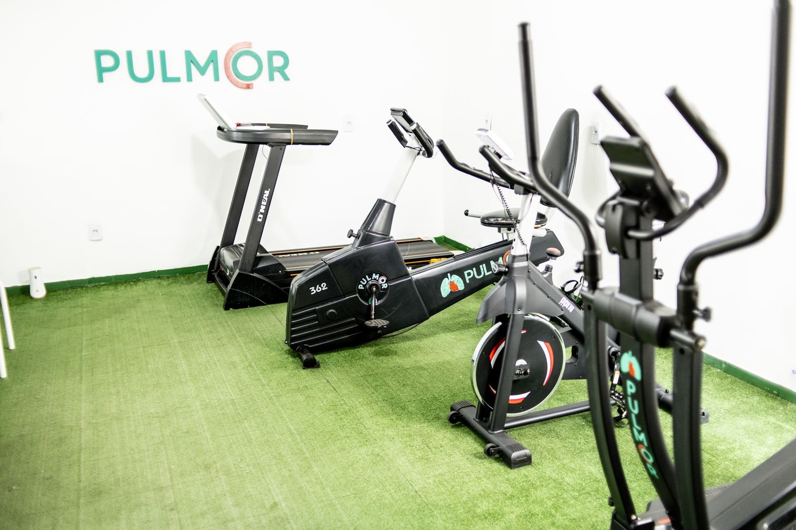 Sala de reabilitação cardiovascular da PulmoCor com esteira e bike ergométrica